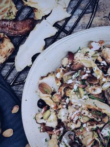 Bloemkoolsalade met druiven, spek, pistache noten en zure room dressing
