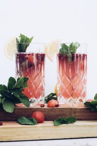 Mocktail met granaatappel en watermeloenijsblokjes