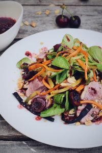 Salade met eend, wortel en kersen dressing